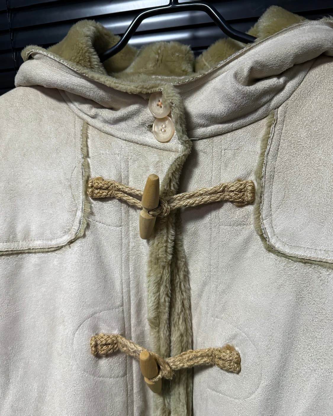 KSL 아이보리 베이지 무스탕 떡볶이 후드 롱 코트 여성 여자 나무 단추 상품이미지5