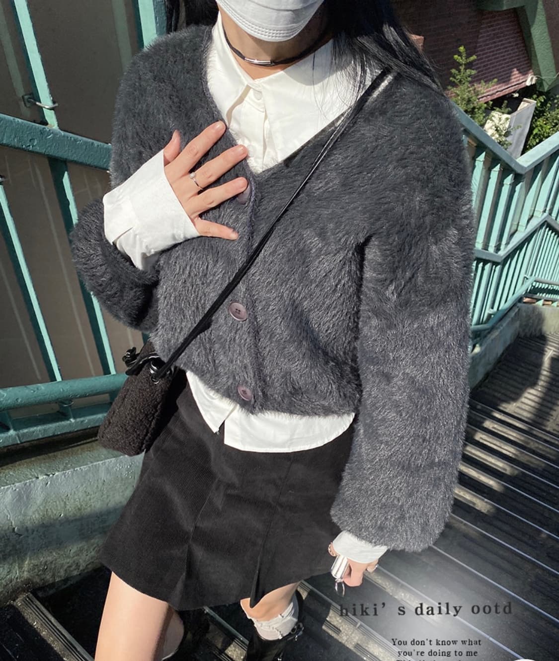 퍼 니트 크롭 가디건 차콜 그레이 상품이미지1