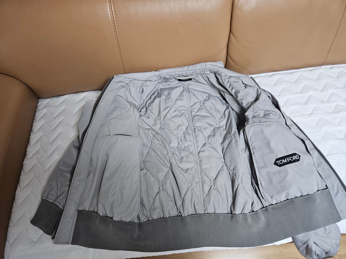 톰포드 퀼티드 패디드 봄버 자켓 그레이 상품이미지6