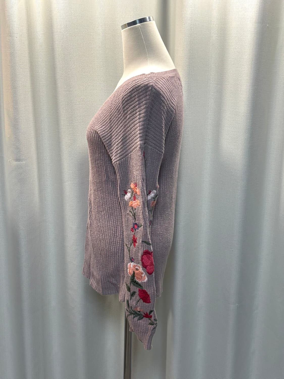 인디핑크 꽃자수 브이넥 니트 상품이미지3