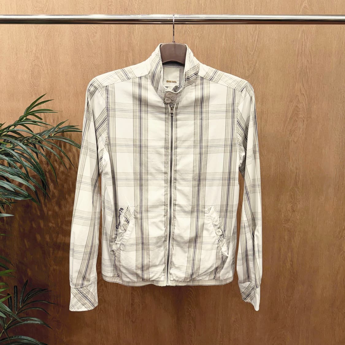 디젤 하이넥 체크 자켓 후면 빅 로고 프린팅 디테일 레귤러핏 베이지 체크 상품이미지1