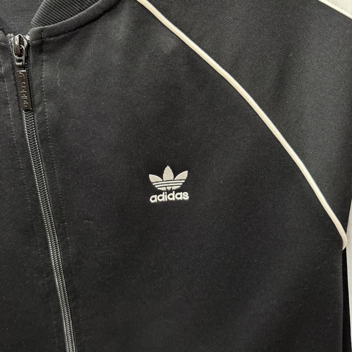 아디다스 트랙 자켓 레글런핏 전면 로고 포인트 블랙 화이트 상품이미지5