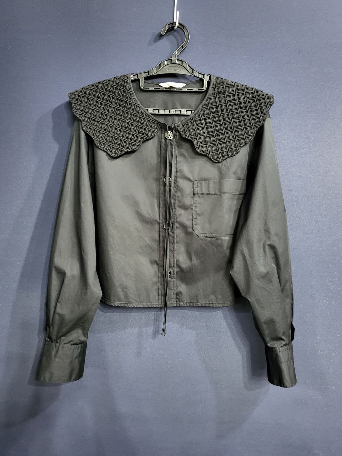 CC콜렉트 펀칭 자수카라 숏 블라우스 상품이미지1