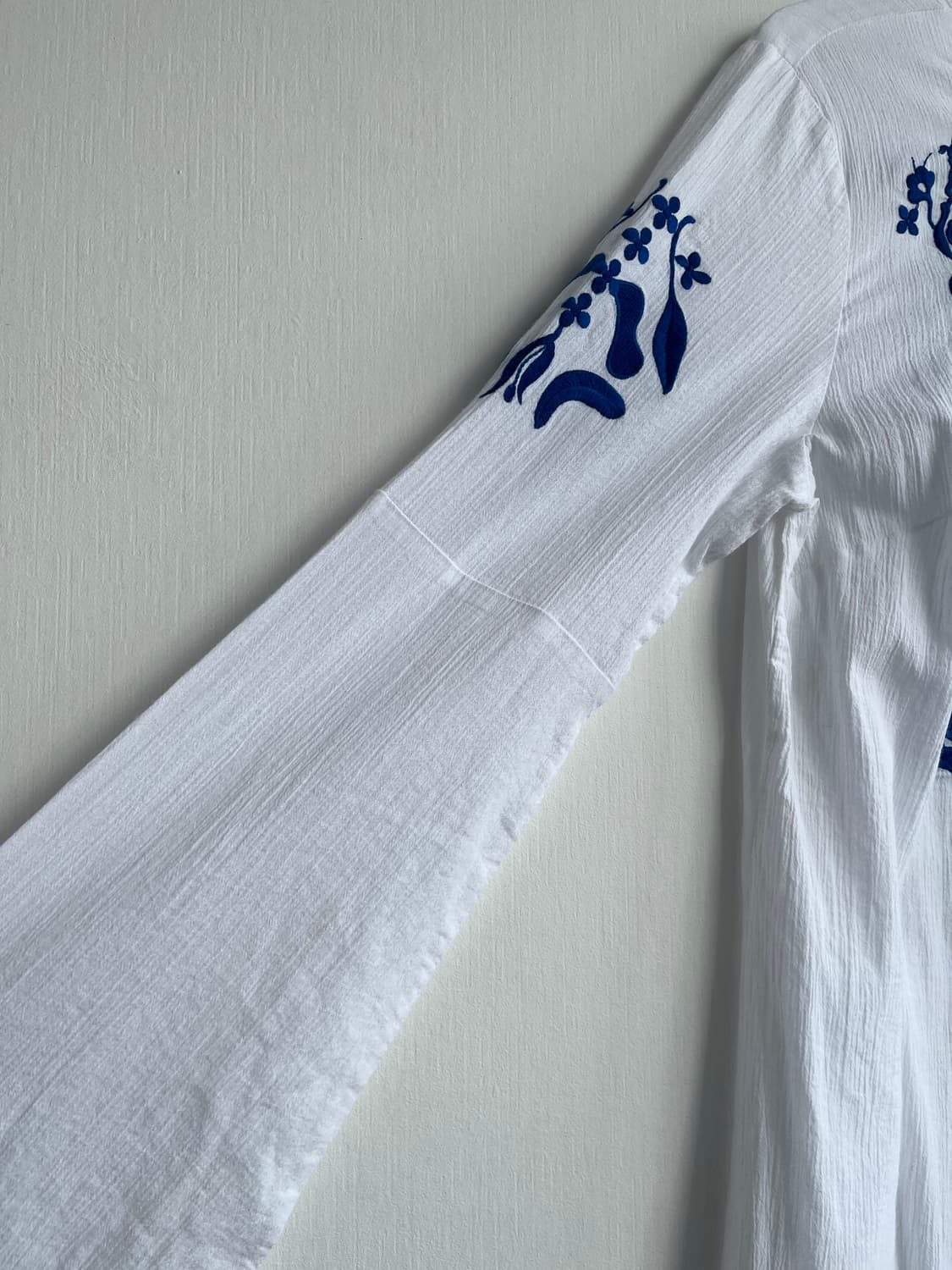 화이트 블루 에스닉 패턴 블라우스 상품이미지3