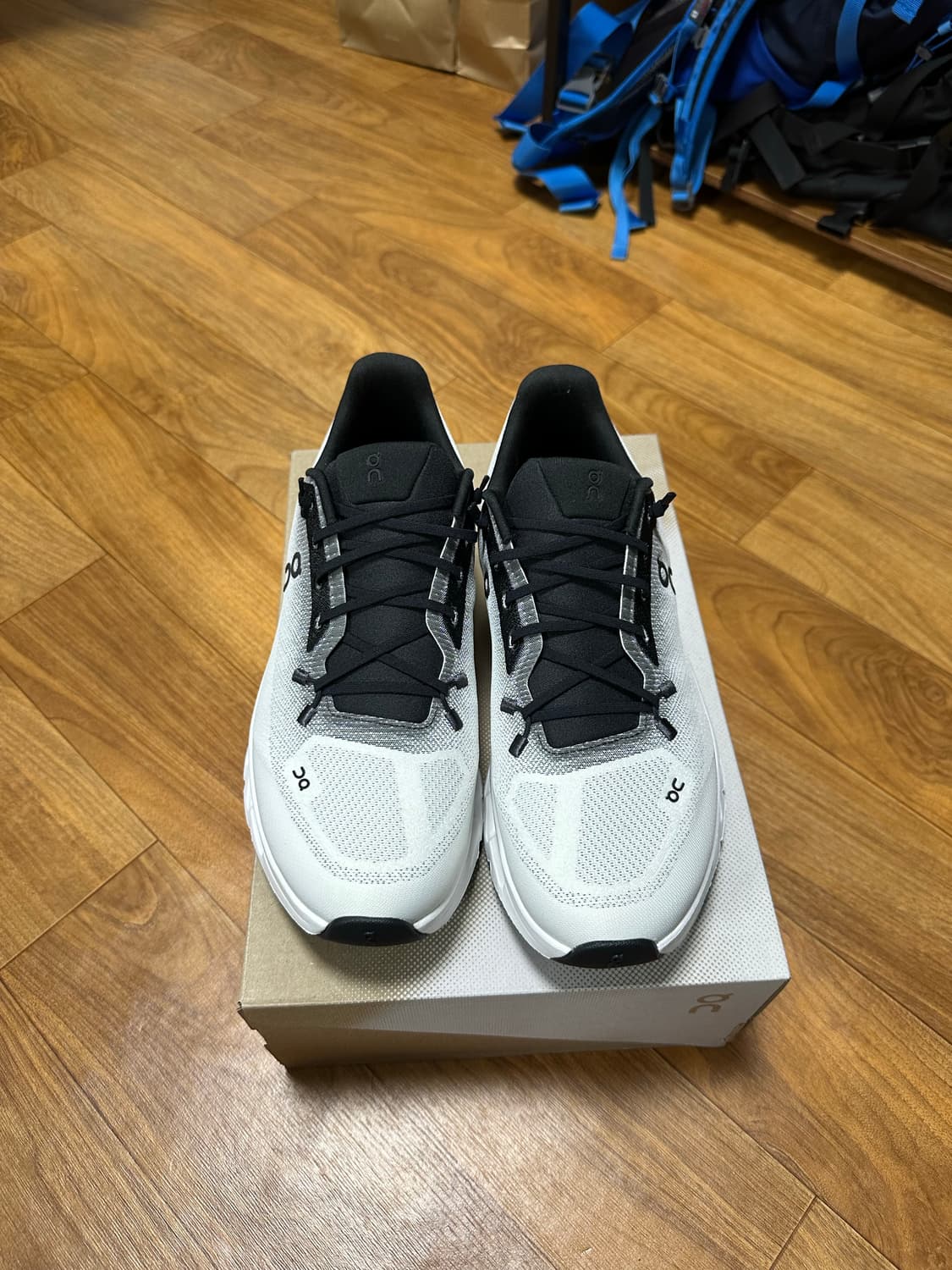 온 러닝 클라우드틸트 블랙 아이보리 275(EU43) 상품이미지2