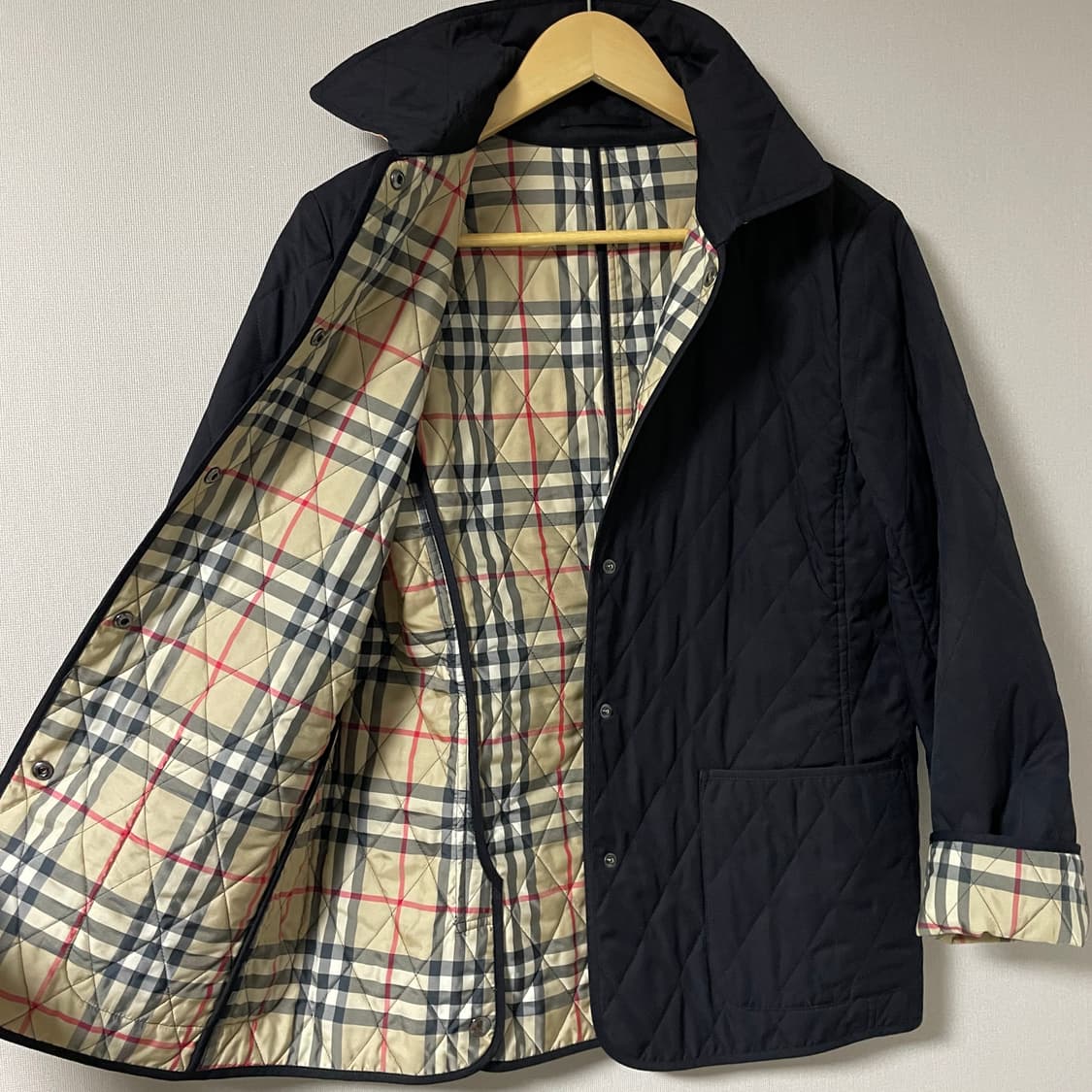 버버리 여성 퀄팅 점퍼 블랙 42 (66-77) 상품이미지4