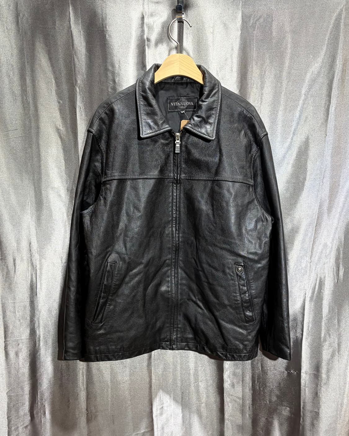 L VITANUOVA 각인 포켓 절개 쉽스킨 레더자켓 상품이미지2