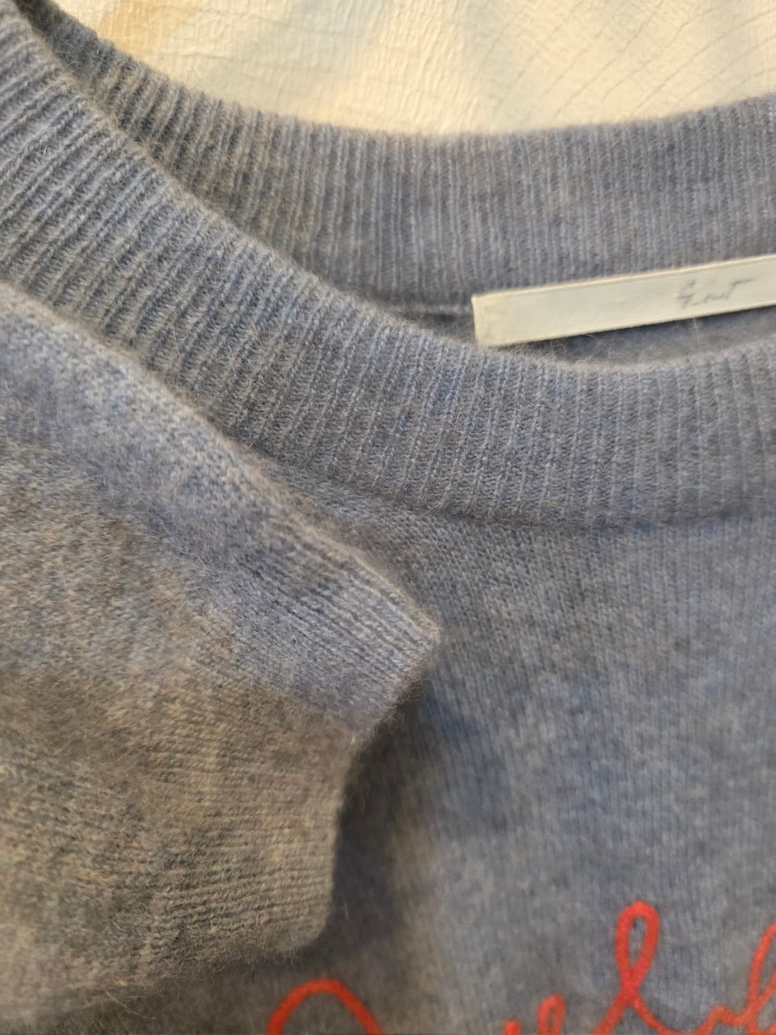 지 컷 라쿤 울 블루 컬러 레터링 니트 상품이미지4