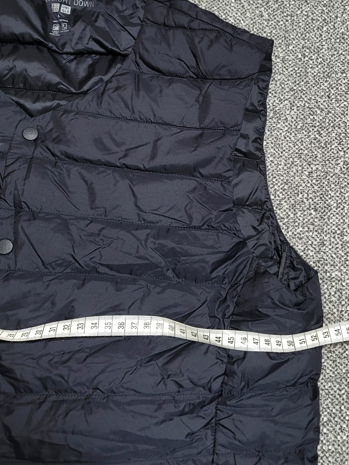 유니클로 남성  초 경량 패딩 조끼 L 상품이미지3