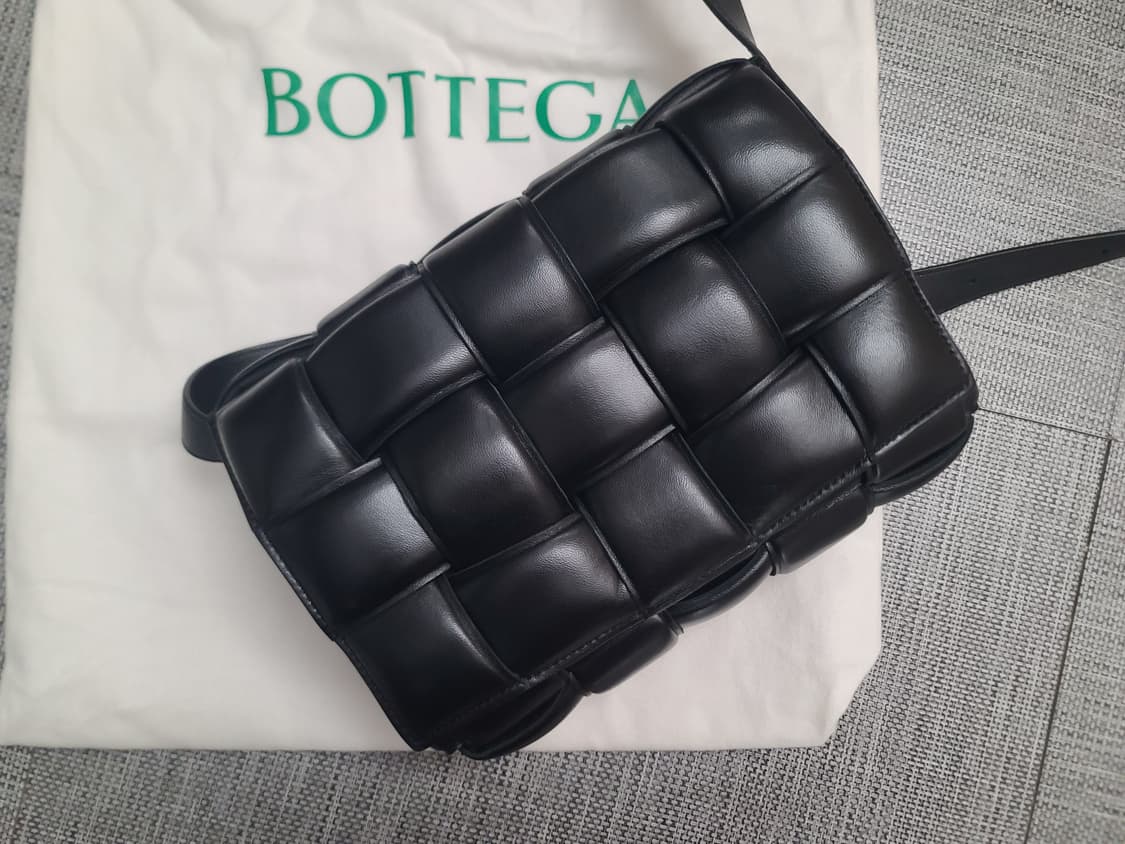보테가베네타 패딩 레더 카세트백 블랙 크로스백 상품이미지7