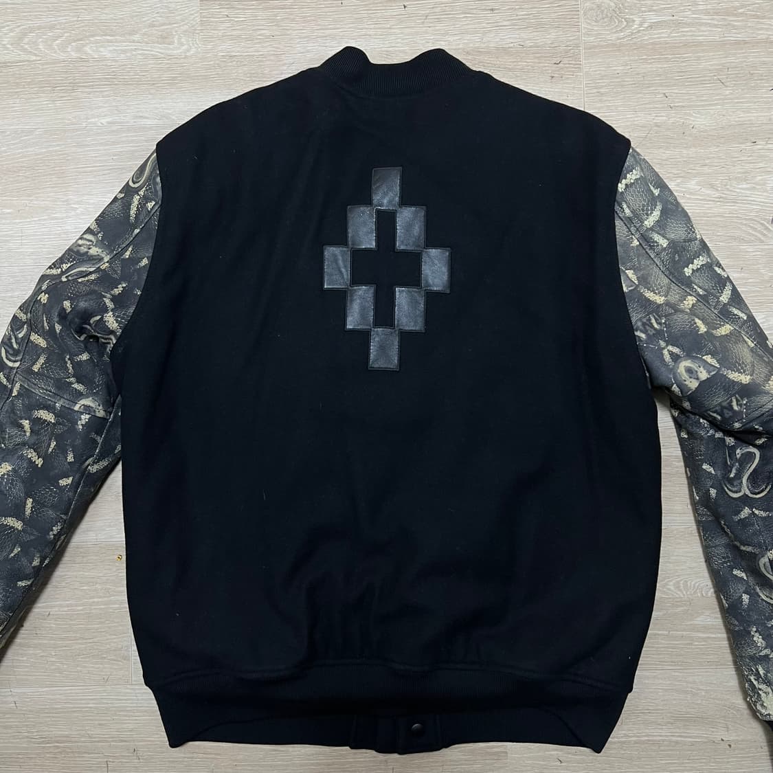 마르셀로불론 스네이크 패턴 배색 스타디움 바시티 자켓 [블랙] L/100 상품이미지4