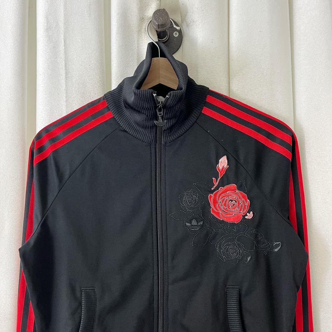 아디다스 블랙 레드 로즈 백빅로고 삼선 져지 상품이미지2