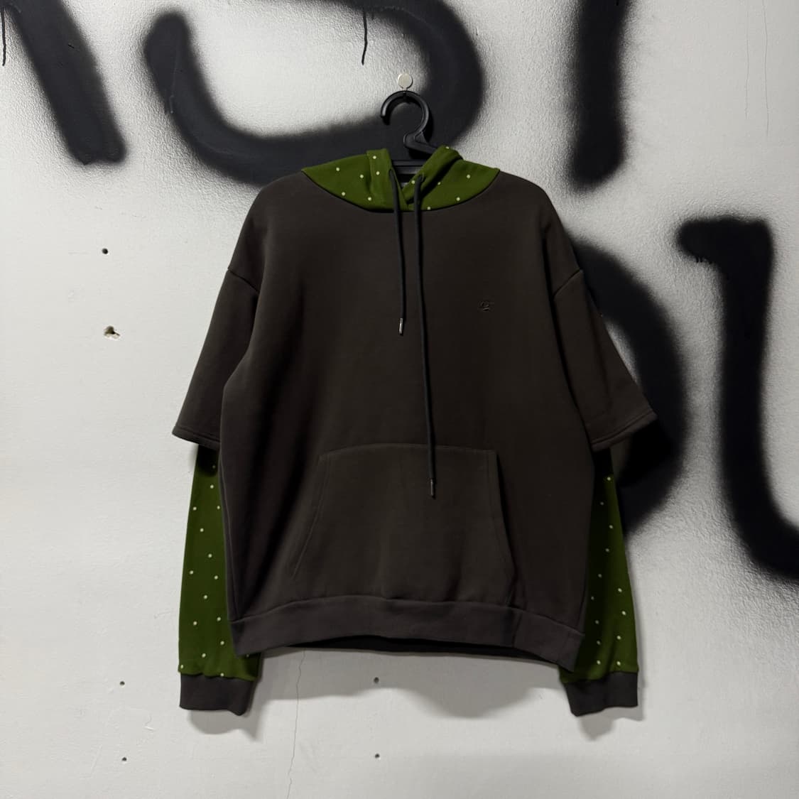 썸플레이스 도트 패턴 배색 레이어드 기모 후드티 상품이미지1