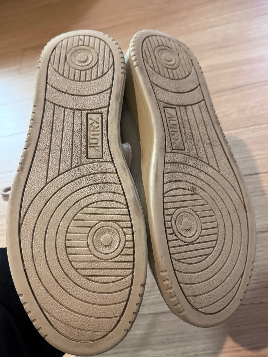 오트리 메달리스트 로우 레더 화이트 43 상품이미지4