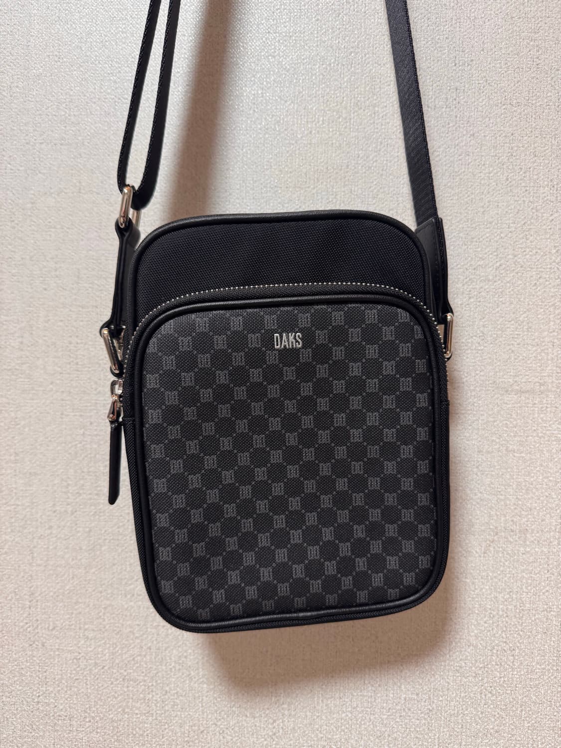 닥스 남성 크로스백 팝니다! (미착용 새제품) 상품이미지1