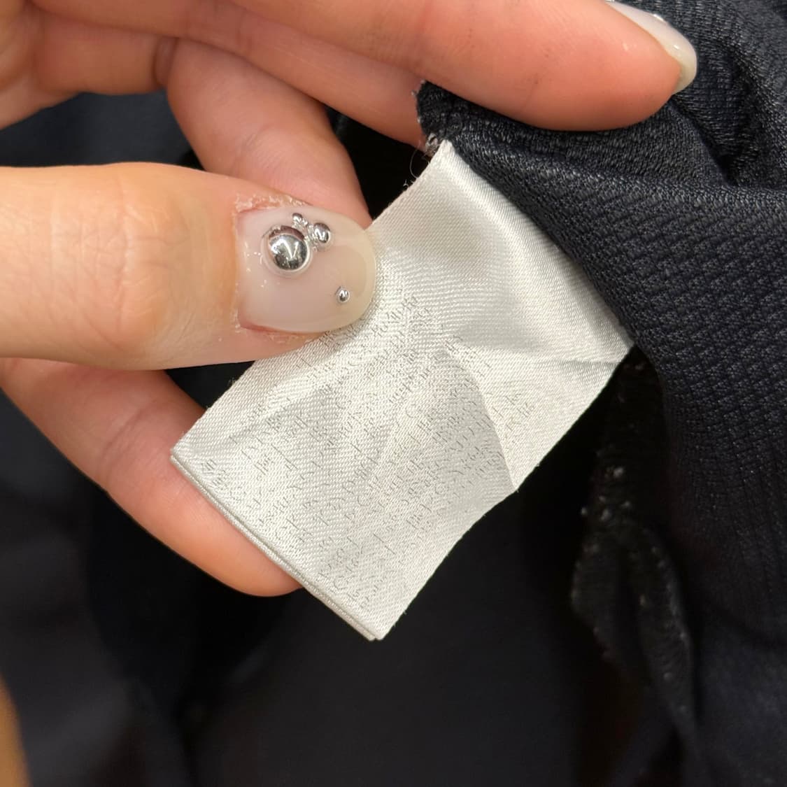 꾸레쥬 하프 집업 반팔 티셔츠 올오버 로고 패턴 슬림핏 블랙 상품이미지8