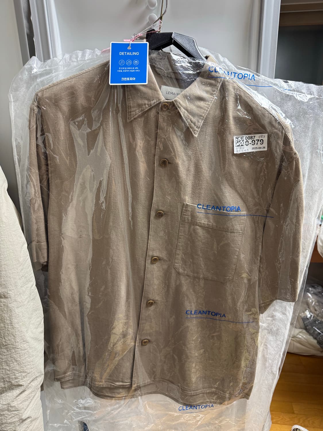 르메르 반팔 셔츠 타우페 48사이즈 판매합니다 상품이미지3