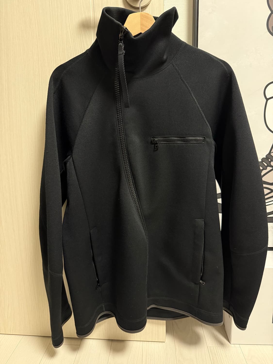 프라다 커브드 하이넥 집업 자켓 상품이미지1