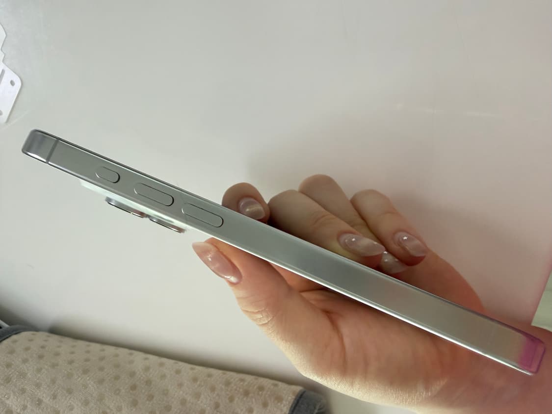 아이폰16프로 화이트 128 무음  상품이미지6