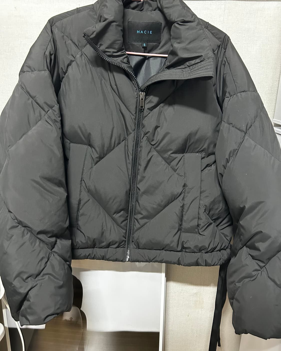 Hacie 하시에 스트링 디테일 구스 다운 숏 자켓 블랙 상품이미지4