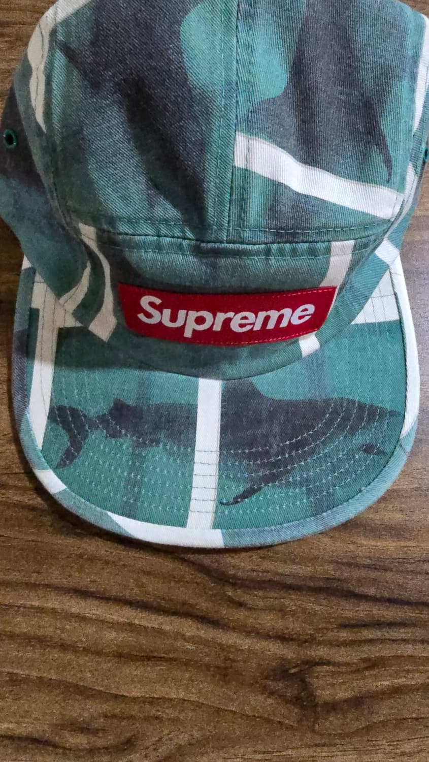 슈프림과 영국 설치미술가 슈프림 x 데미안 허스트 캠프캡 화이트 25SS 상품이미지1