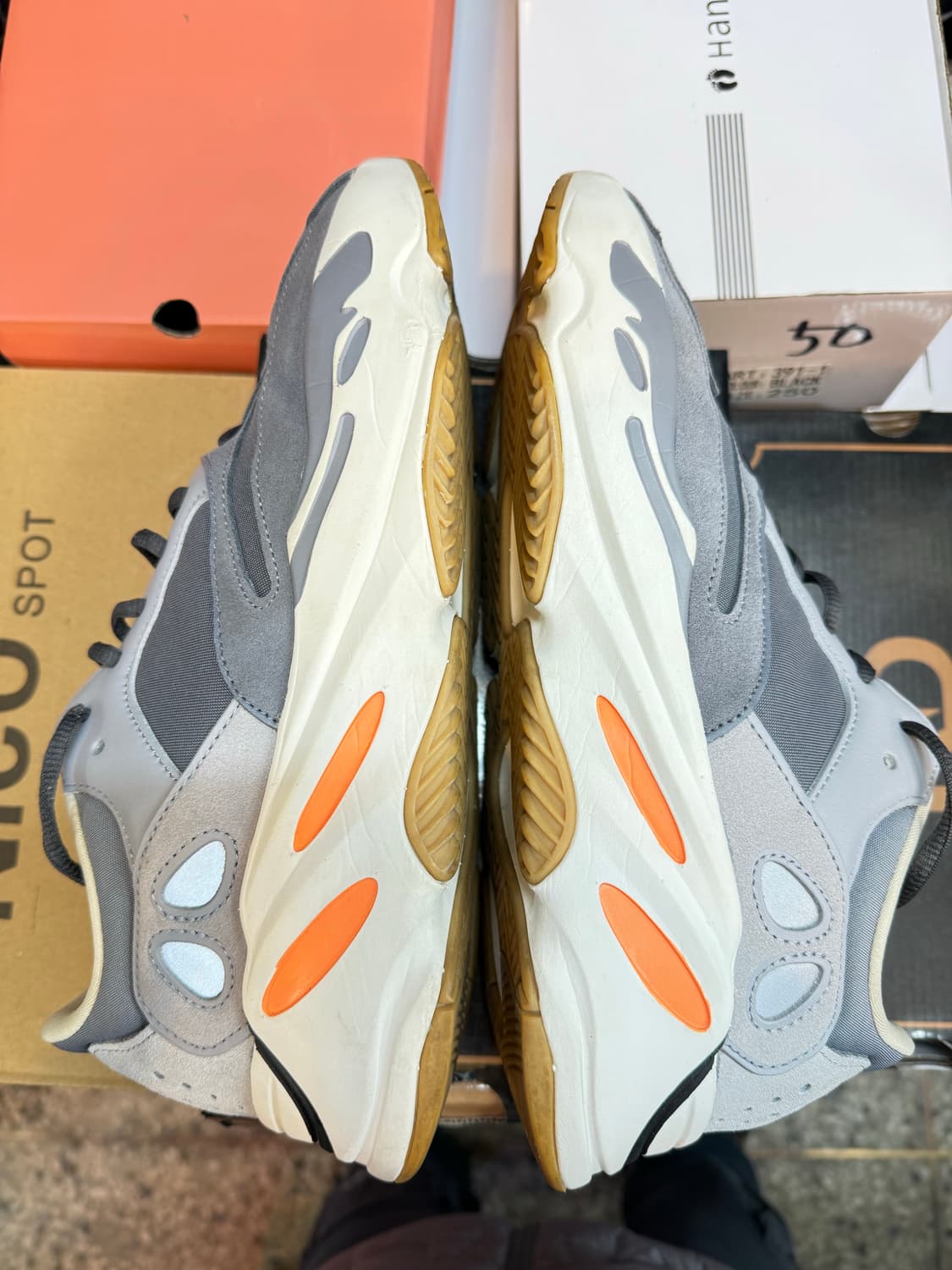 (285) 아디다스 이지부스트 700  마그넷 상품이미지4