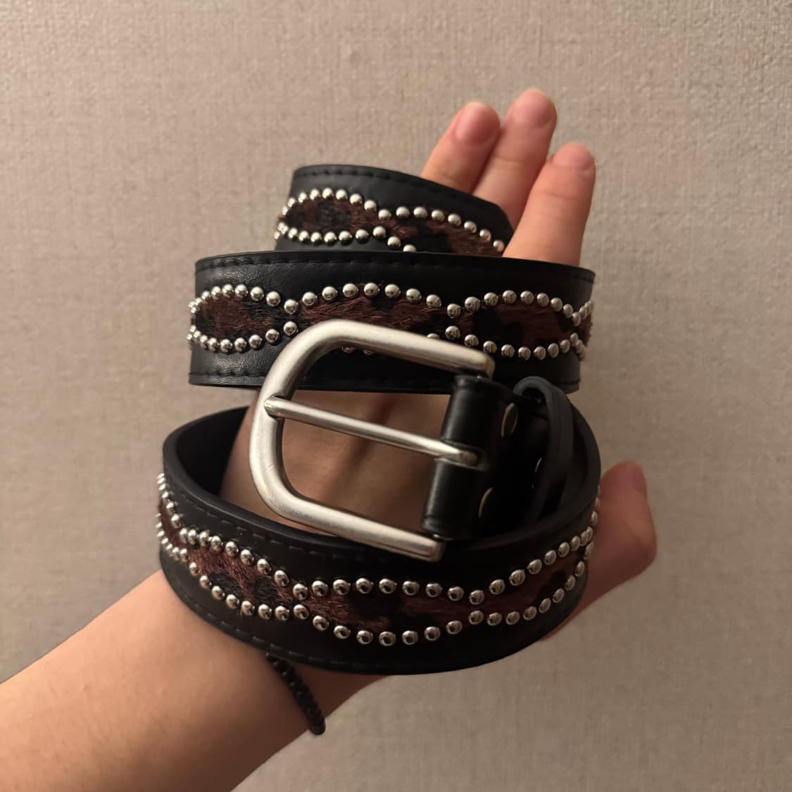 송치털 스터드 가죽 벨트 팝니다! 상품이미지3