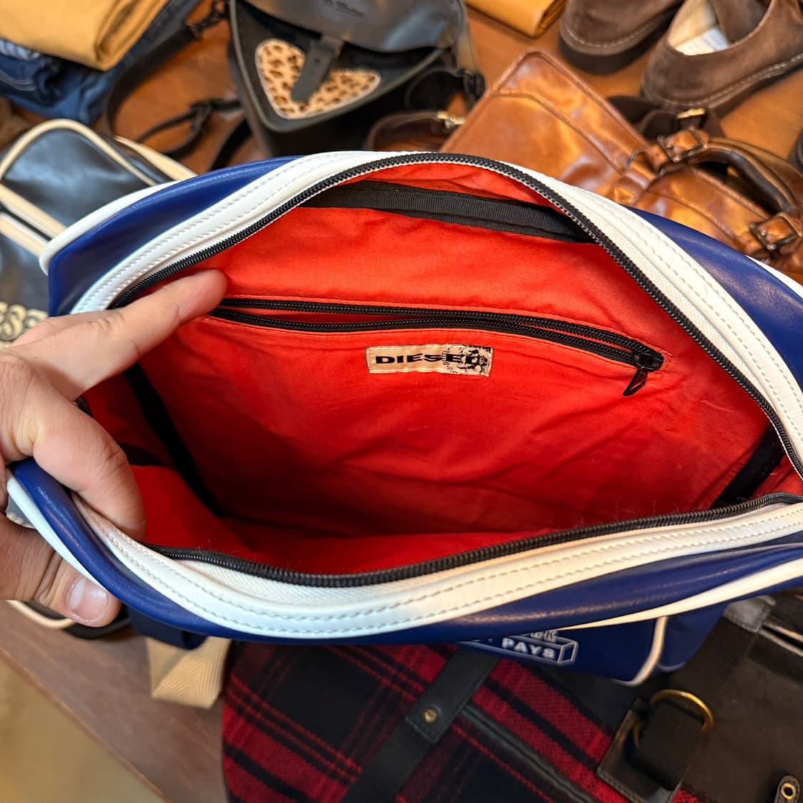 디젤 레더 블루 크로스백 로고 심플 상품이미지4