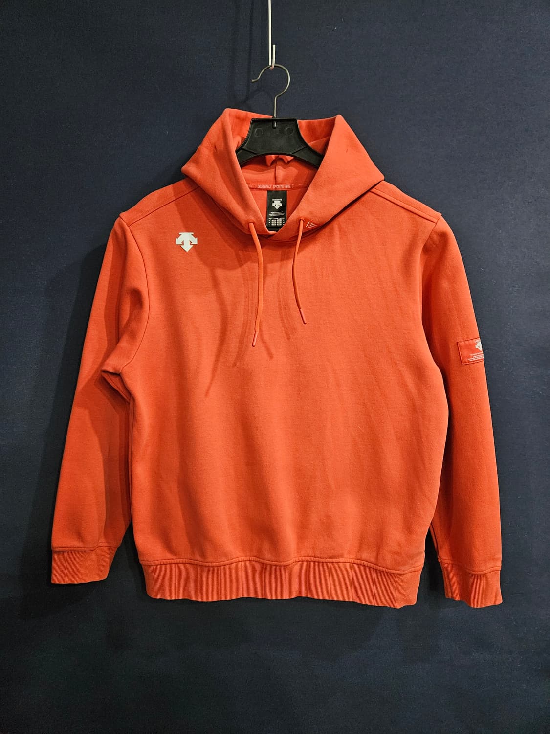 데상트 오랜지컬러 남성 세미오버핏 100 후드티  상품이미지1