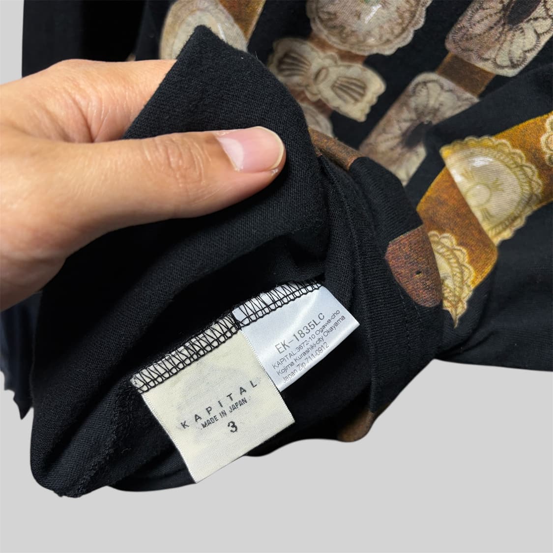 캐피탈 20 커튼 콘초 프린트 저지 크루 롱 티셔츠 블랙 3 상품이미지3