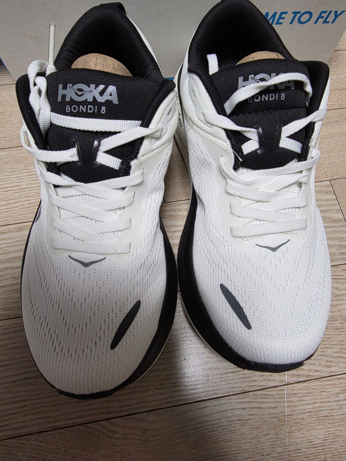 호카 본디8 흰검 색상 런닝화 상품이미지2