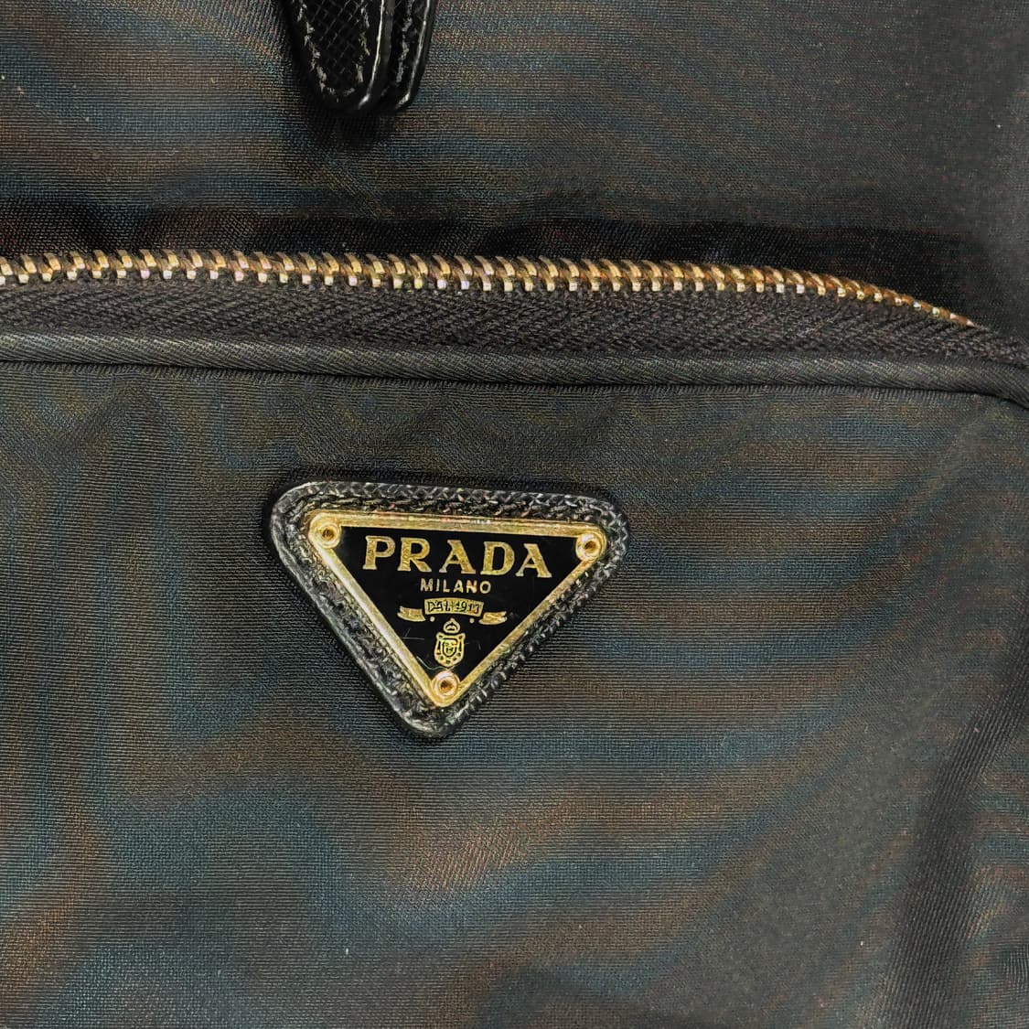 [정품] 프라다 삼각로고 리나일론 듀엣 버킷백 블랙 골드 상품이미지3