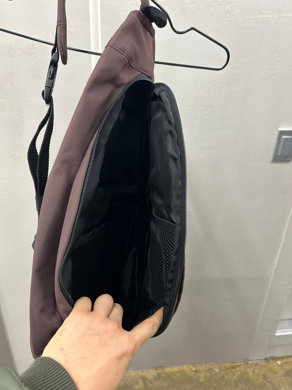 칼하트(Carharre) 버건디 슬링백 가방 상품이미지4