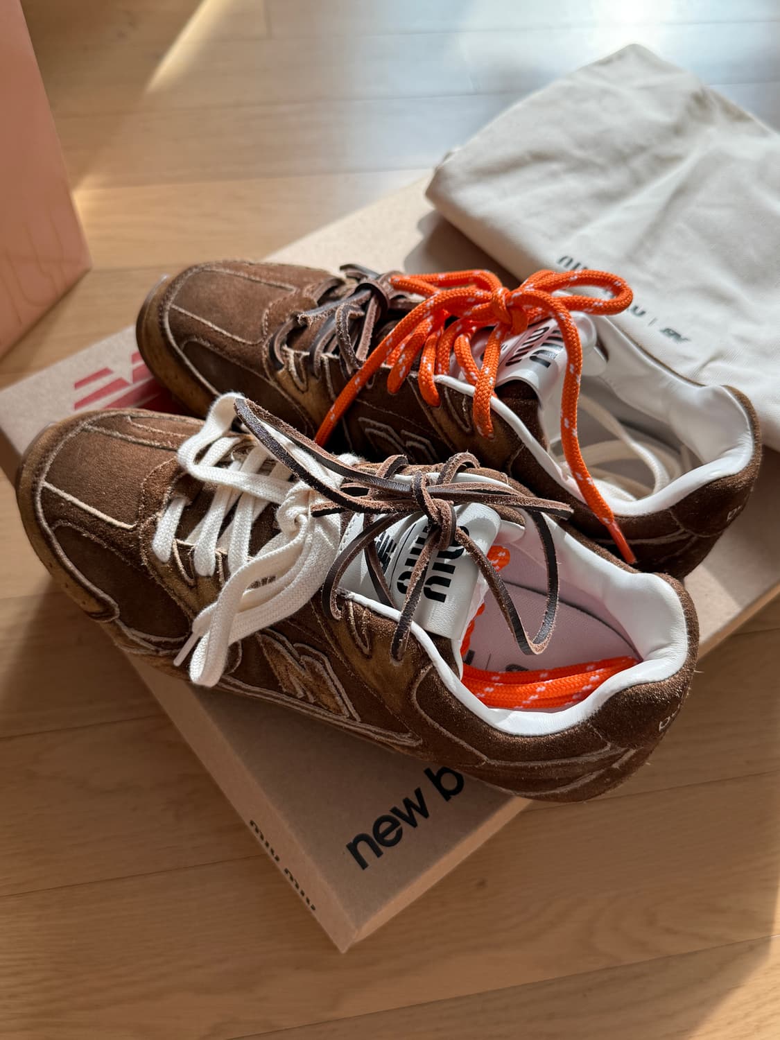 뉴발란스 X 미우미우 스웨이드 및 메쉬 스니커즈 상품이미지2