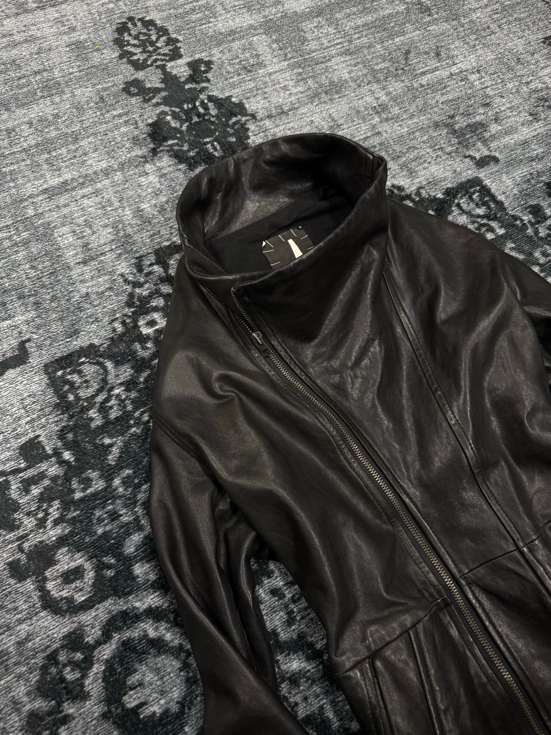 Okiraku asymmetry high neck lamb skin ja 상품이미지3