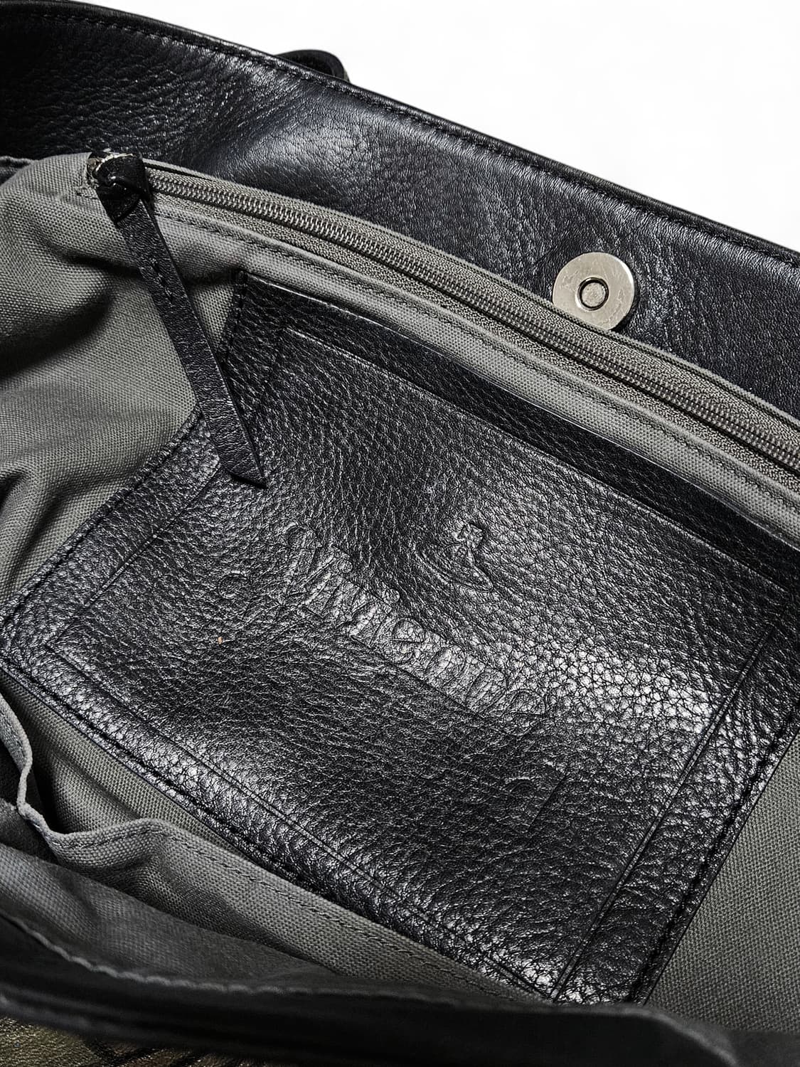 비비안 웨스트우드 로고 패턴 가죽 토트백 상품이미지4