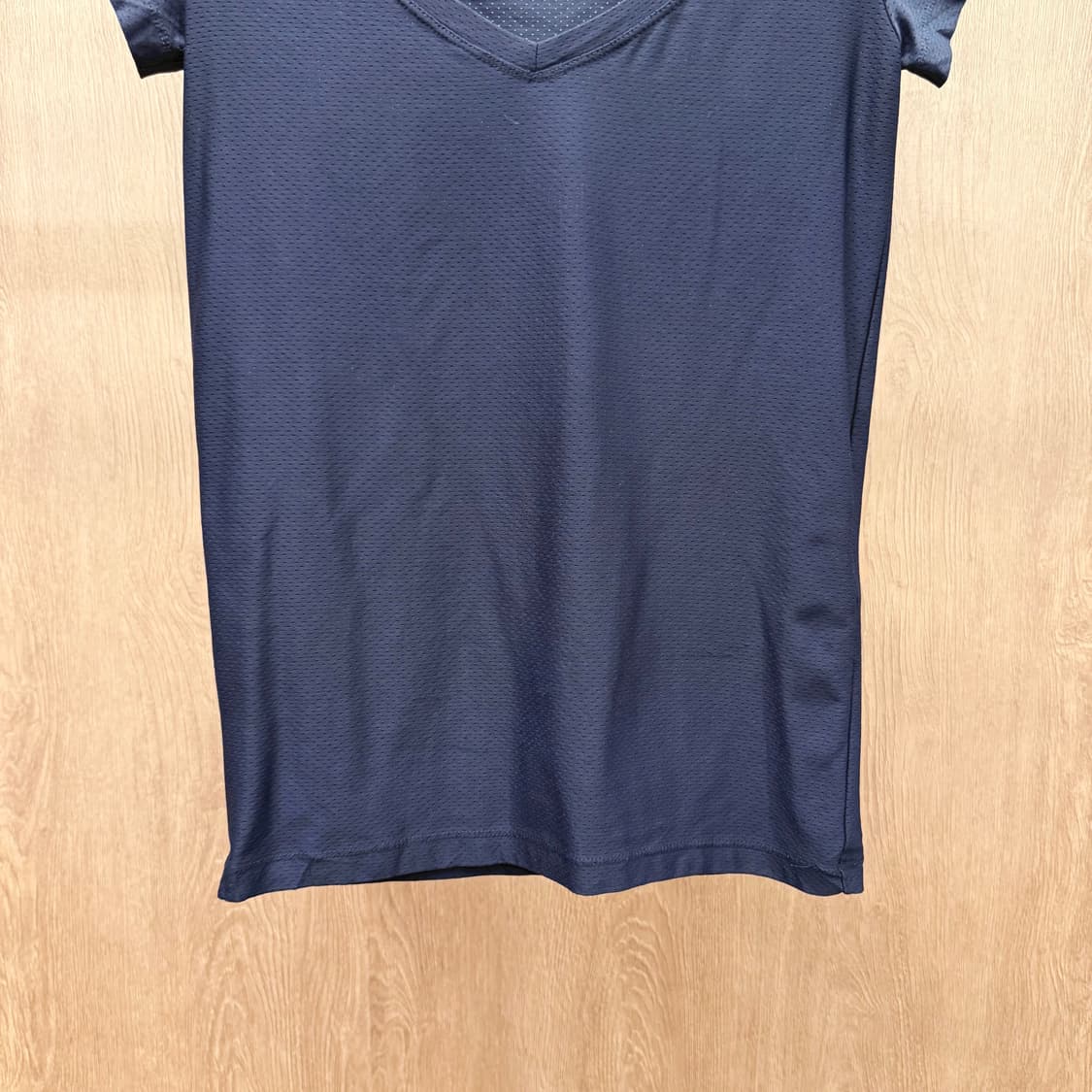 띠어리 브이넥 기능성 반팔 티셔츠 펀칭 메쉬 텍스처 블랙 상품이미지5