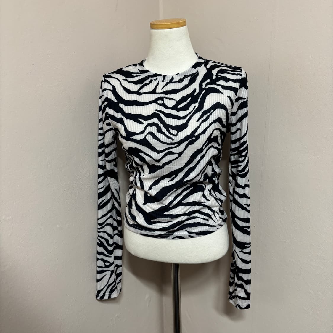 DAZY 데이지 지브라 패턴 슬림핏 크롭 긴팔 티셔츠 상품이미지2