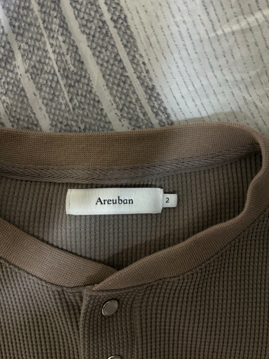 (2) 아르반 펄 버튼 넥 와플 롱슬리브 더스트 베이지 상품이미지4