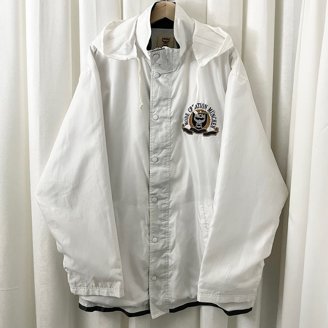 MCM 화이트 빅로고 윈드자켓 상품이미지2