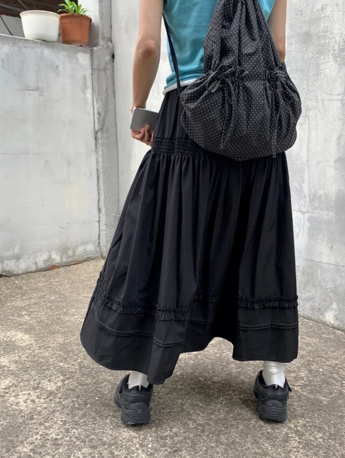 데일리쥬 라민 스모크 셔링 프릴 롱 스커트 블랙 상품이미지2