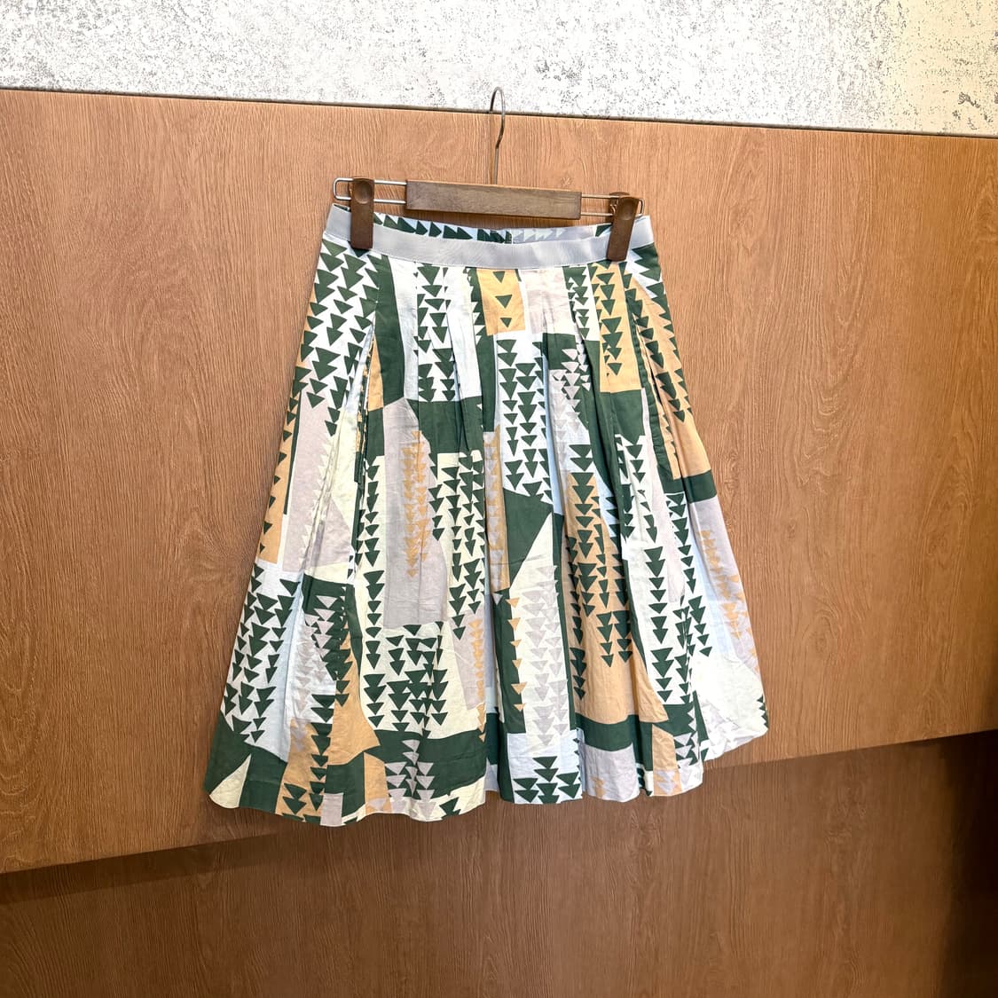 마가렛 호웰 미디 플레어 스커트 지오메트릭 패턴 핀턱 플리츠 디테일 그린 상품이미지1