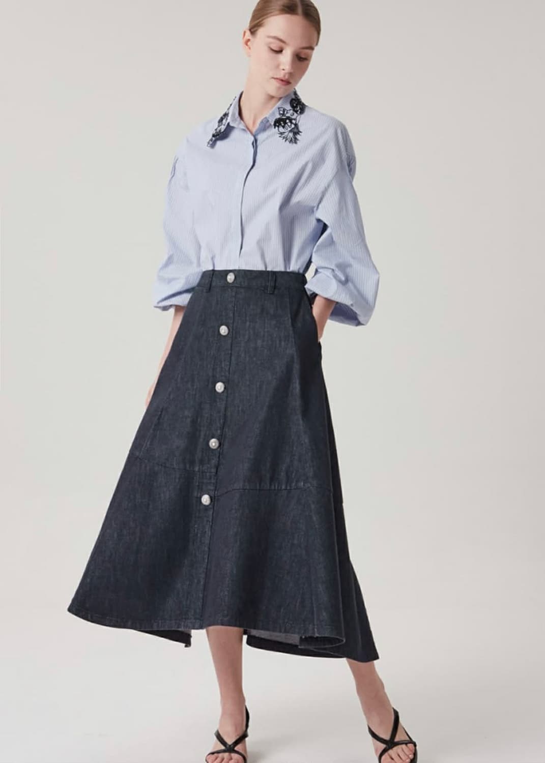 타임 포스트모던 한섬 21년 신형 진주 버튼 플레어 데님 스커트 상품이미지2