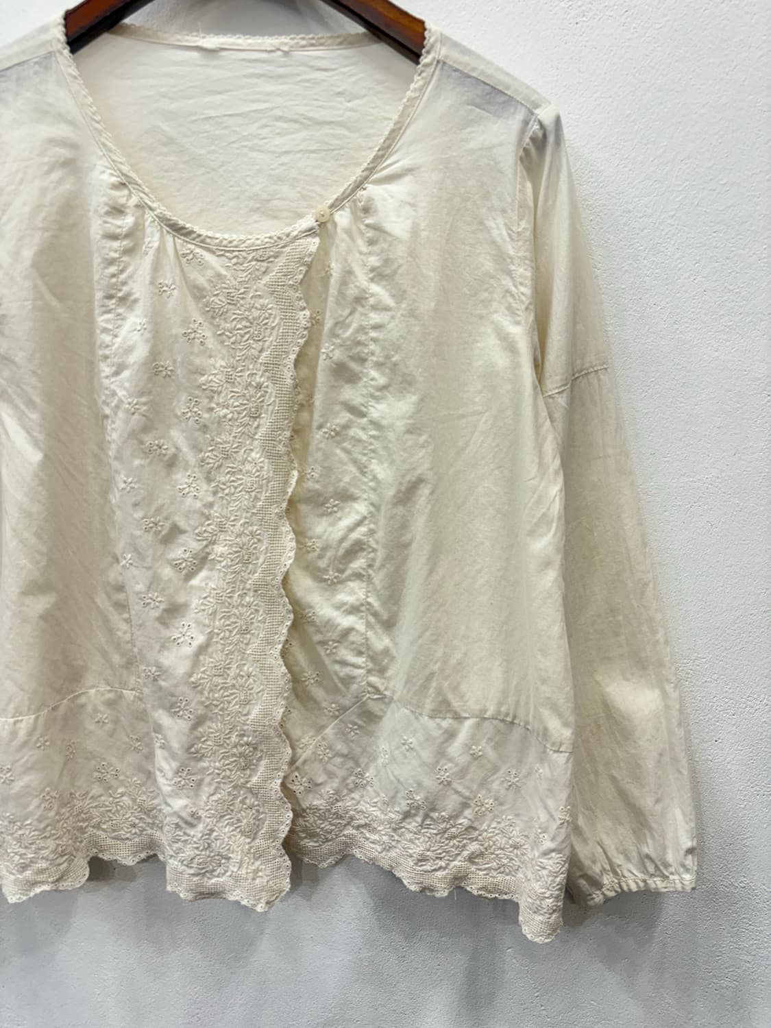 아이보리 펀칭 블라 상품이미지3