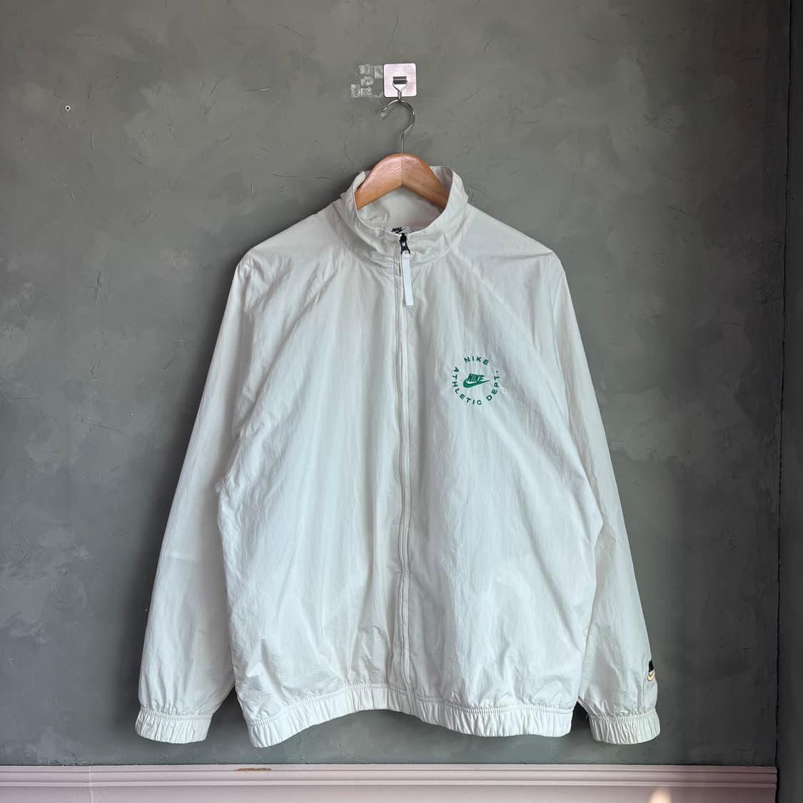 나이키 애슬래틱 백로고 우븐 바람막이 화이트 상품이미지1