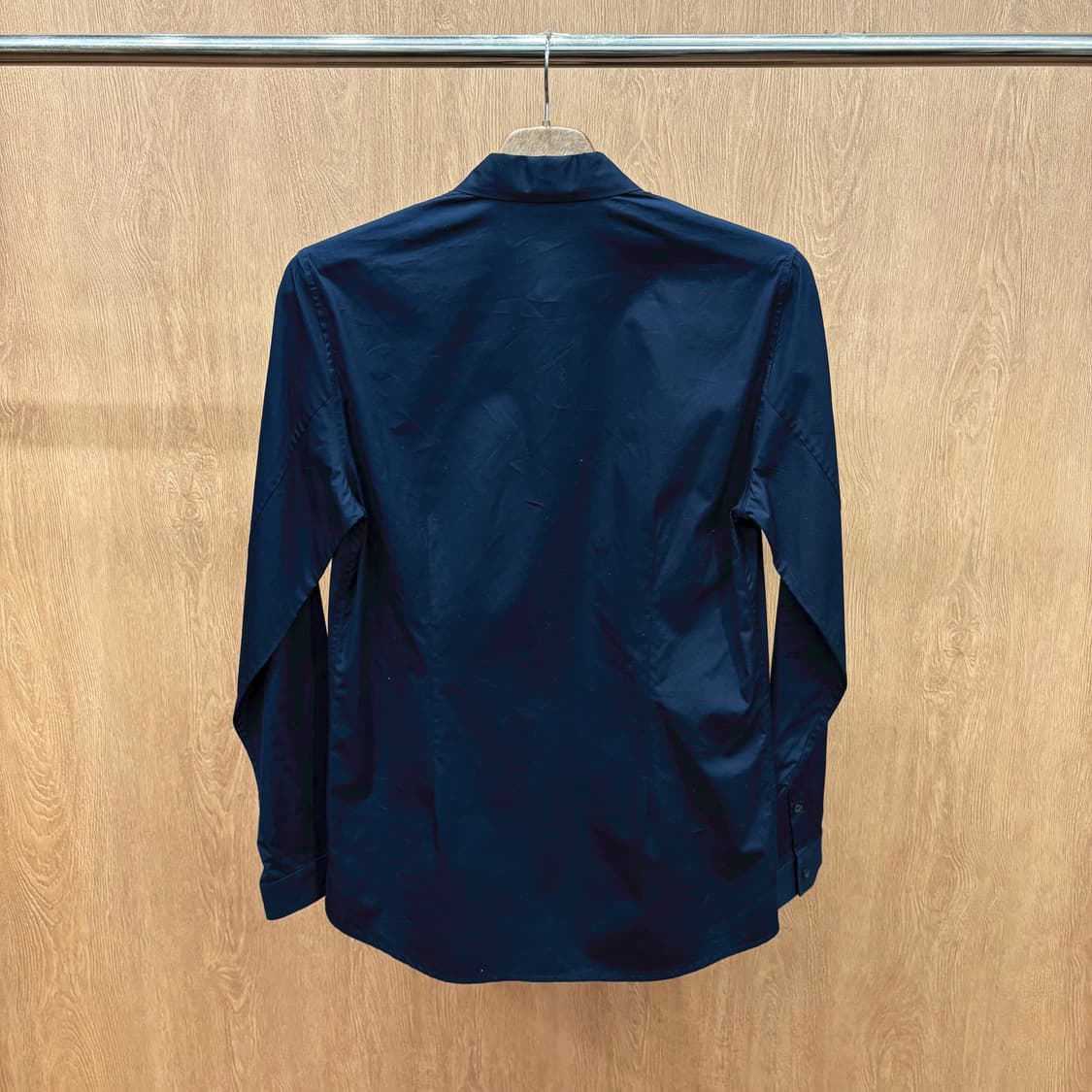 캘빈클라인 베이직 긴팔 셔츠 미니멀 플레인 버튼 커프스 디테일 네이비 상품이미지3