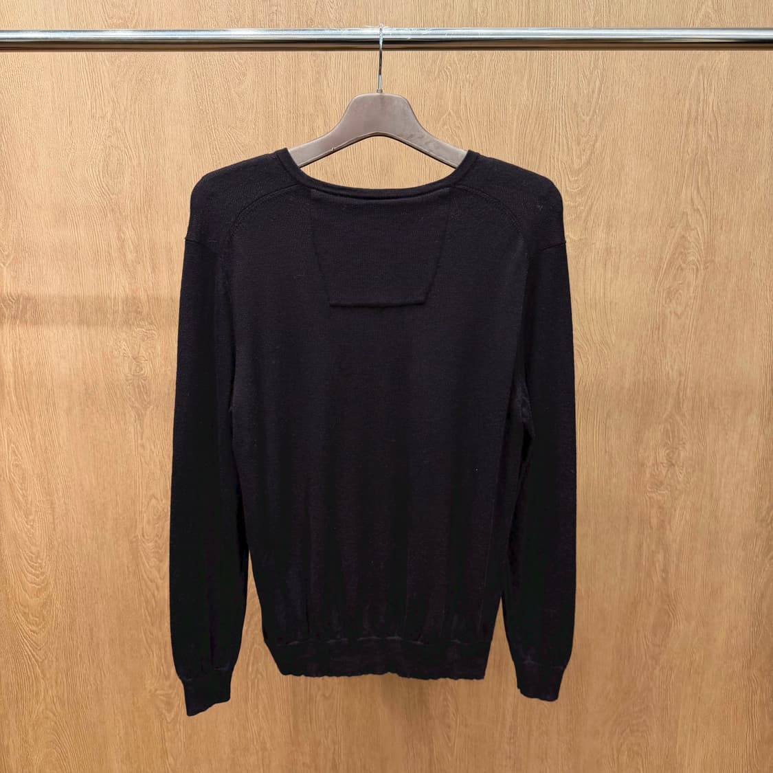 캘빈클라인 브이넥 울 니트 무지 로고 자수 디테일 레귤러핏 와인 상품이미지3