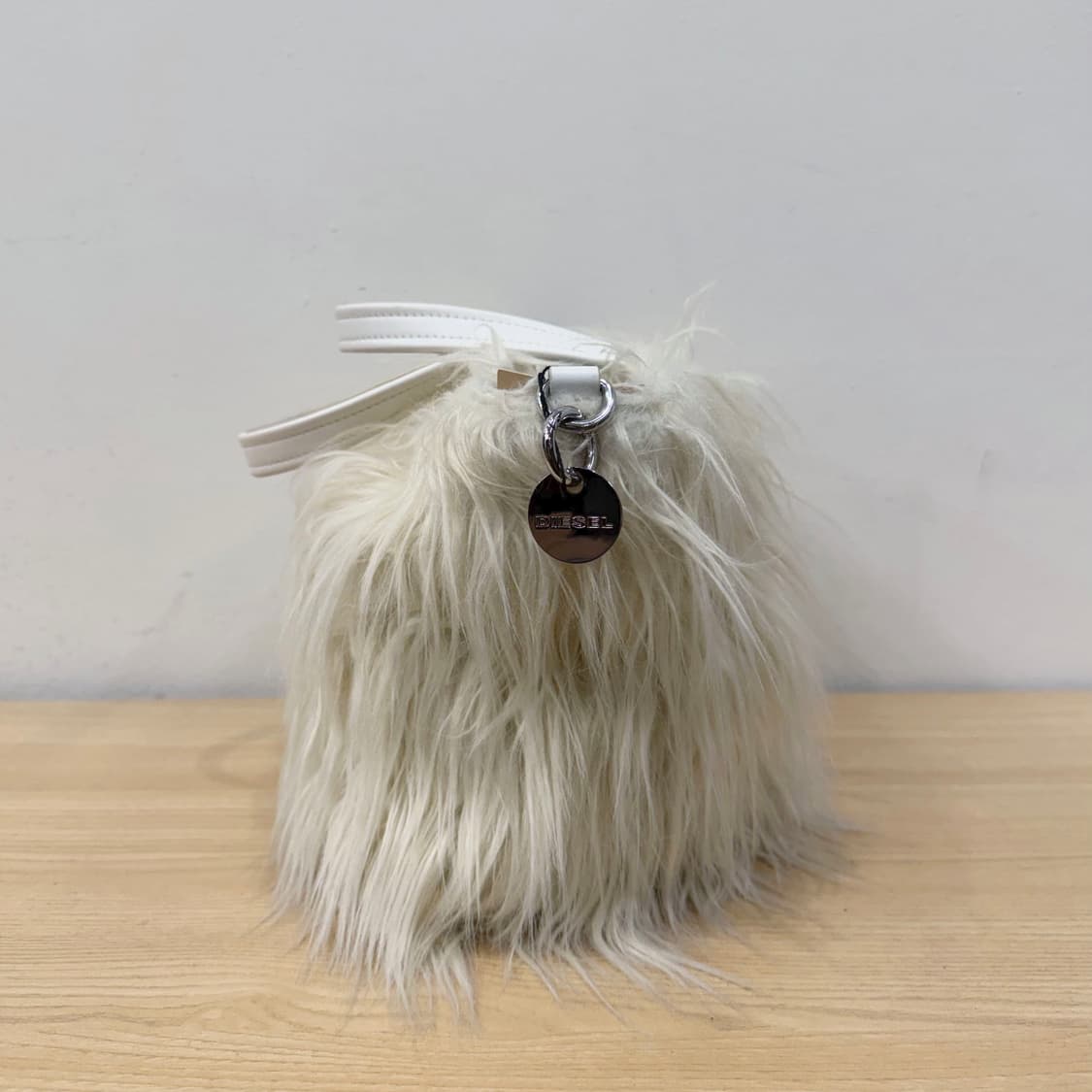 디젤 미니 토트 숄더백 퍼 텍스처 더블핸들 지퍼 디테일 아이보리 상품이미지3