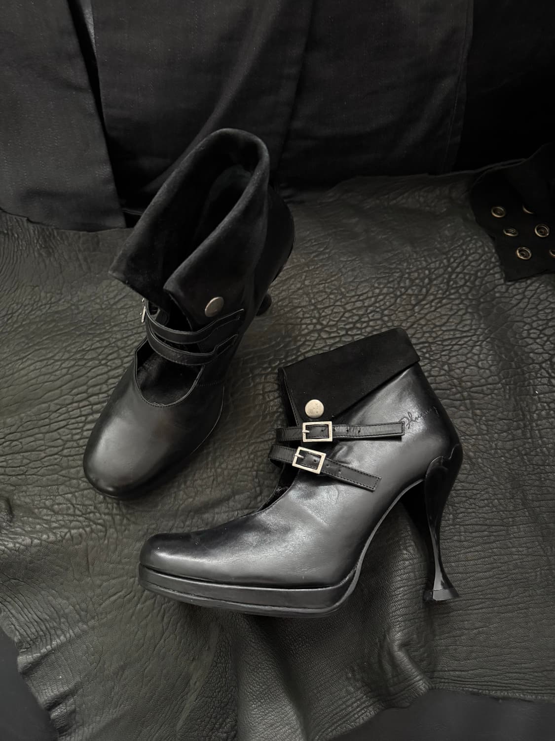 rare* john fluevog 프론트 버클 하트 힐 앵클부츠 상품이미지1