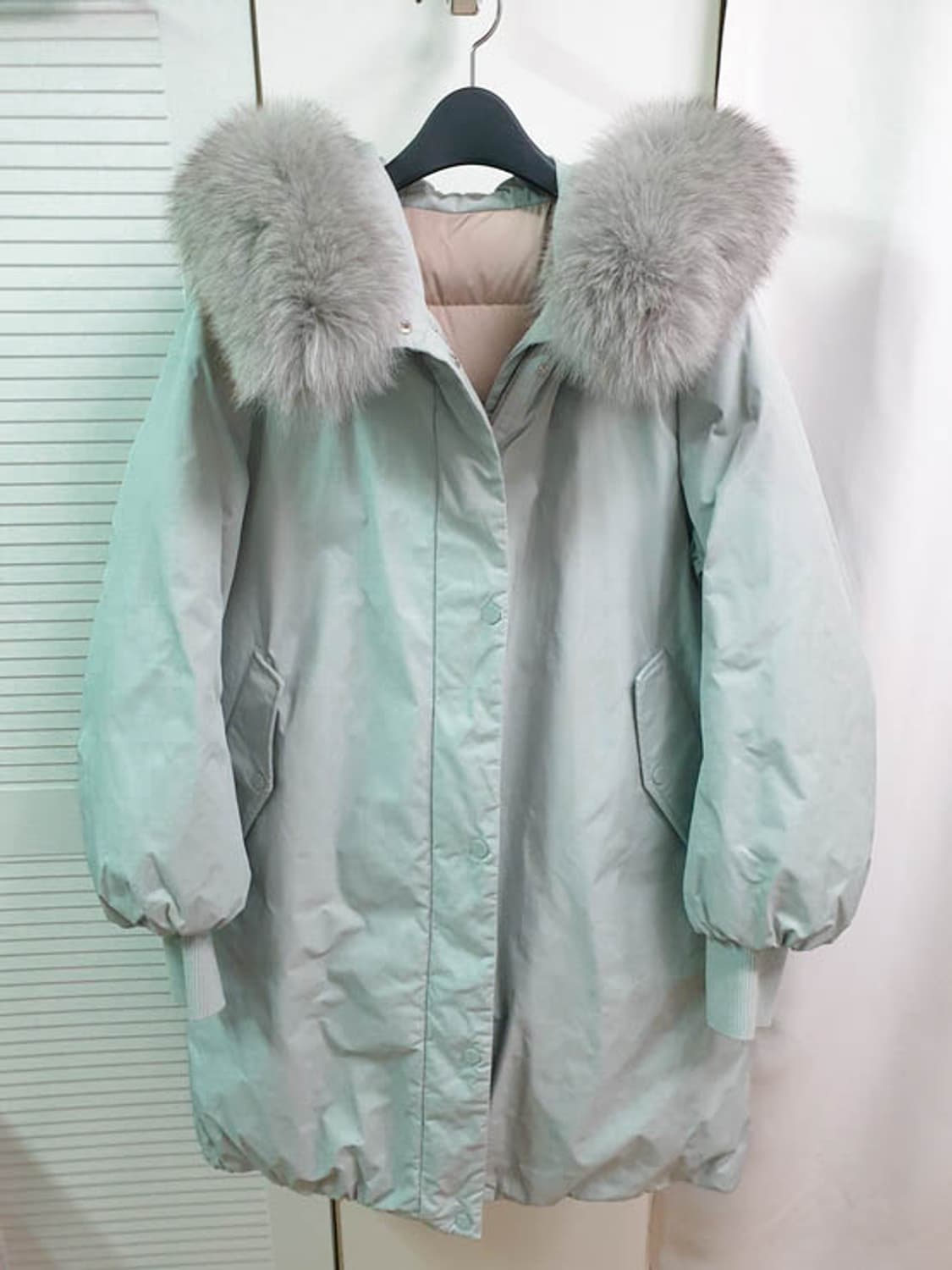 빈폴 레이디스 라이트 그린 A라인 폭스퍼 소피 다운 패딩 상품이미지1